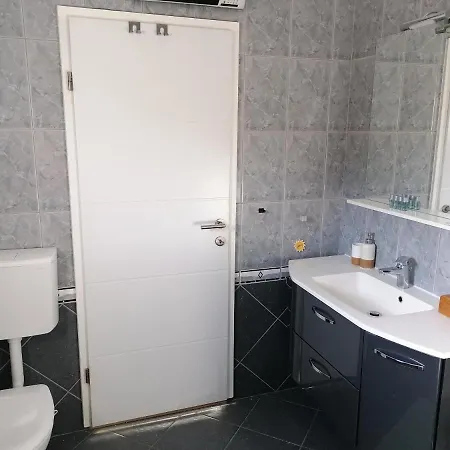 House Tina - Free Covered Parking & Pets Welcome *