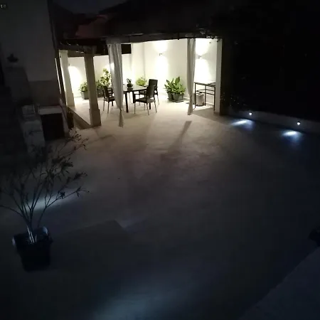 House Tina Nyaraló *