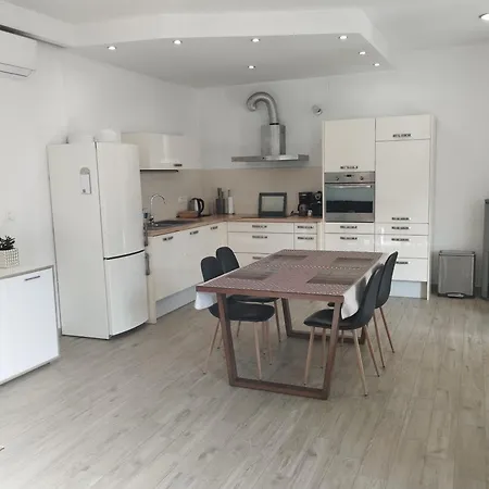 Будинок відпочинку House Tina